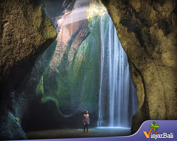 la cascada en la cueva tukad cepung