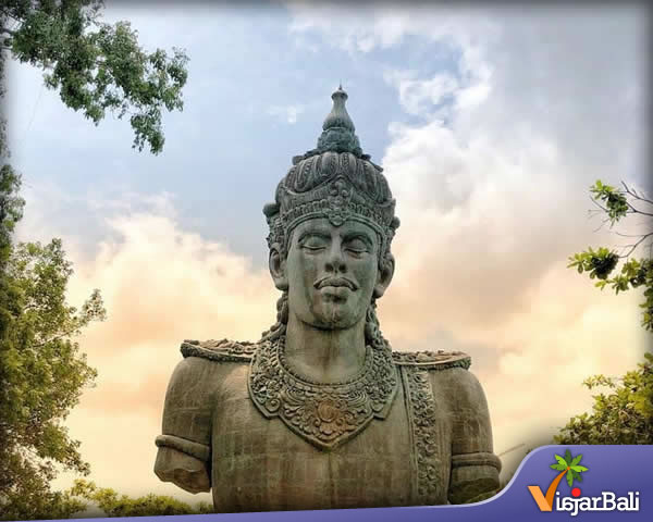 la estatua gigante de garuda wisnu kencana